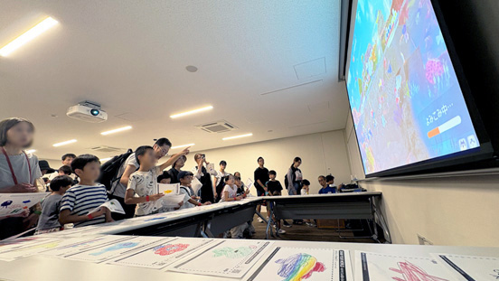 自分の絵を見つけて興奮する子供たち