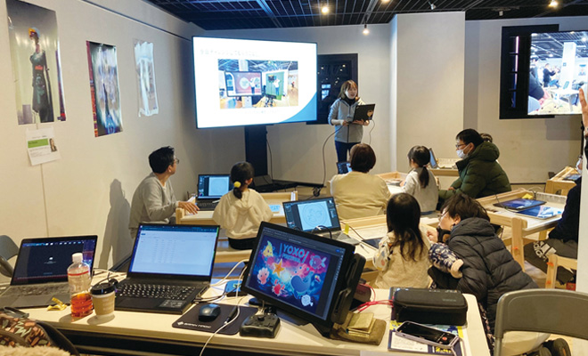 STEP1:ワコムスタッフによるペンタブレットの使い方講座の後に、子どもたちが自由にお絵描きを開始