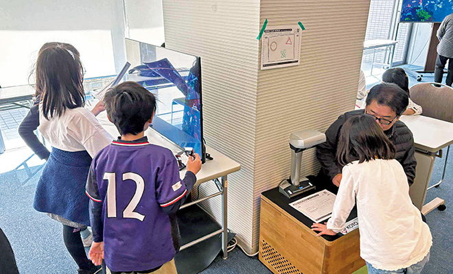 当社スタッフが塗り絵の読み込みをサポート